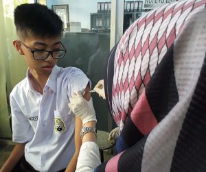 PELAYANAN IMUNISASI PUSKESMAS JEMBER KIDUL UNTUK SMAK SANTO PAULUS