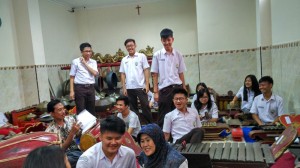 LATIHAN GAMELAN UNTUK MENYAMBUT TAMU DARI PAMAN SAM