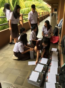 PERSIAPAN PEMBAGIAN MAJALAH SEKOLAH