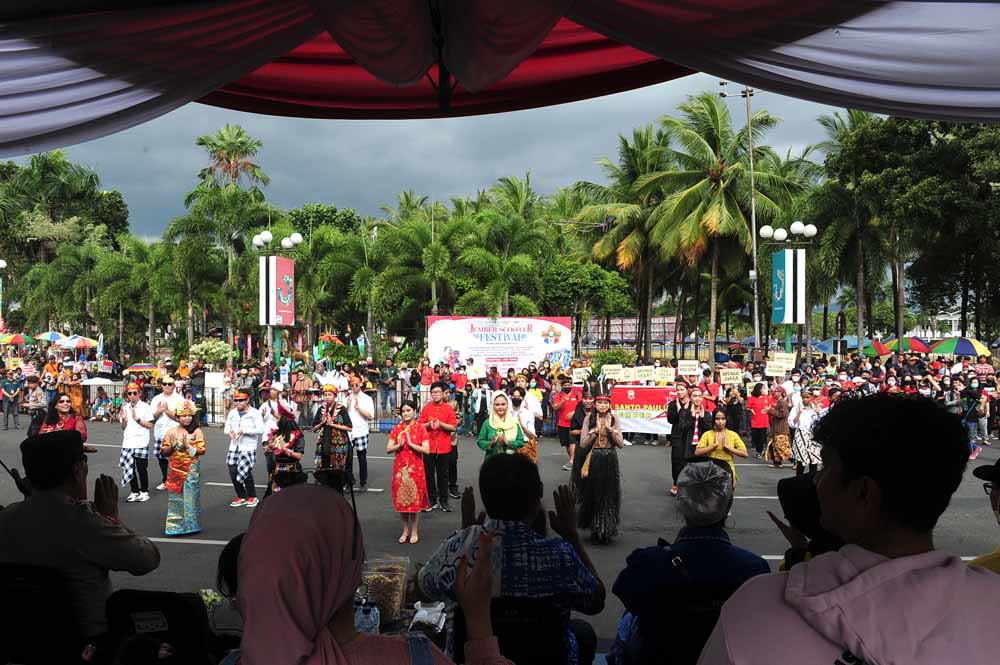 Kreativitas Pemersatu Bangsa Dalam Pawai Becak Hias 2022 Kreativitas Pemersatu Bangsa Dalam Pawai Becak Hias 2022