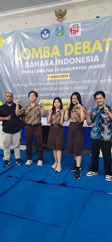 TIM DEBAT MENGGEMAKAN SUARA