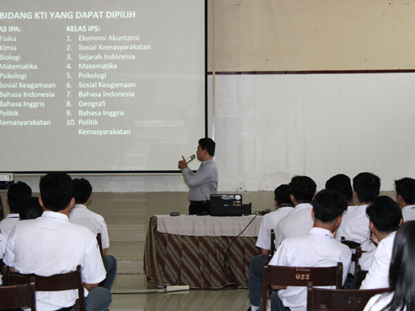 KTI VS Murid Kelas XII