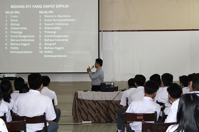 KTI VS Murid Kelas XII