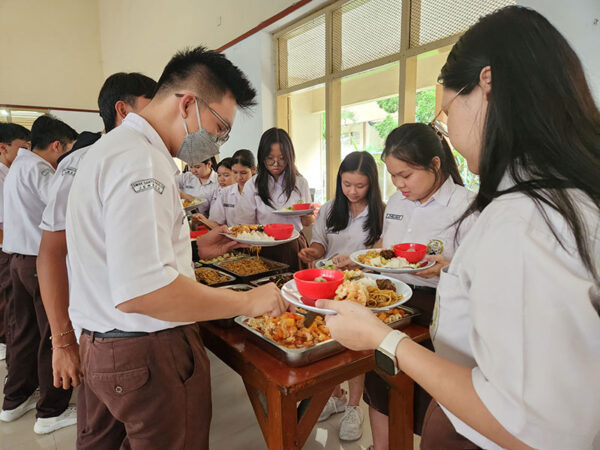 Makan Lezat setelah Satu Tahun Bersama