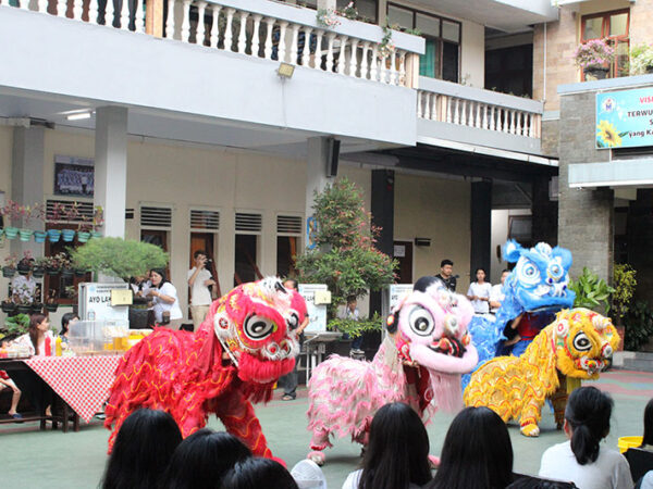 Eksis di EXPO Marfat, Santo Paulus Unjuk Gigi dengan Band, Tari, dan Barongsai!