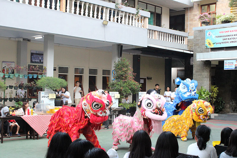 Eksis di EXPO Marfat, Santo Paulus Unjuk Gigi dengan Band, Tari, dan Barongsai!