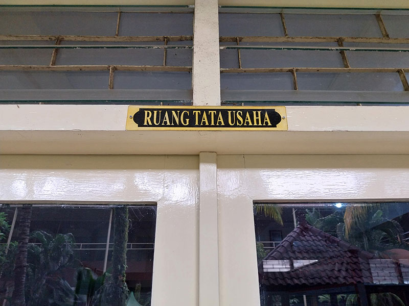 Butuh Bantuan Masalah Persuratan? Ke Ruang Tata Usaha Aja! Butuh Bantuan Masalah Persuratan? Ke Ruang Tata Usaha Aja!