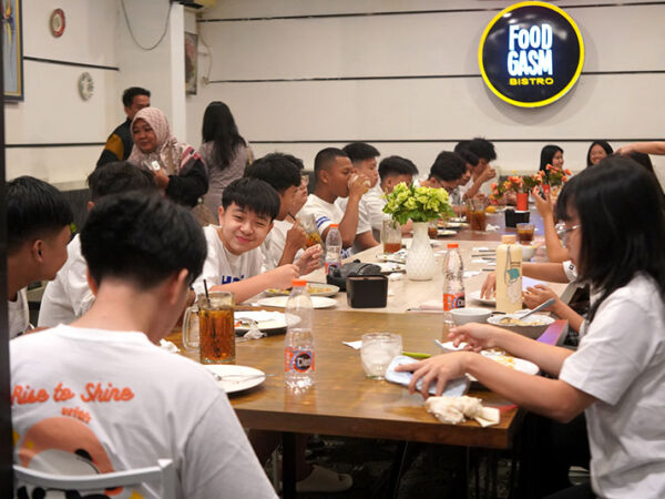 SPONTANITAS KEBERSAMAAN — BUKBER BERSAMA X2WINKLE SPONTANITAS KEBERSAMAAN — BUKBER BERSAMA X2WINKLE