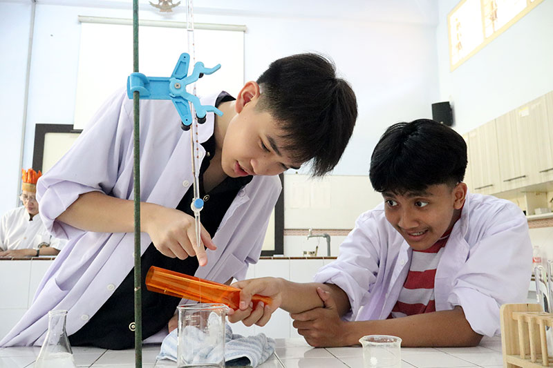 Membuktikan Kepolaran Larutan Lewat Eksperimen Seru!