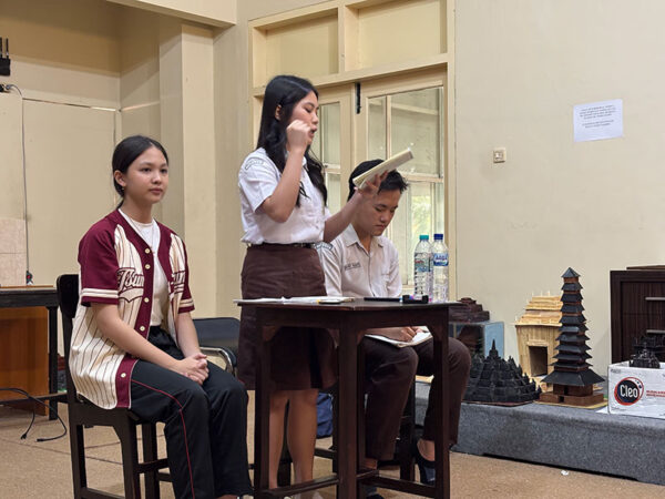 Berlatih Debat Antar Saudara