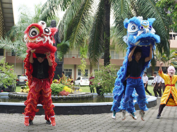 Semarak Imlek: Barongsai dan Da Tou Wa Wa