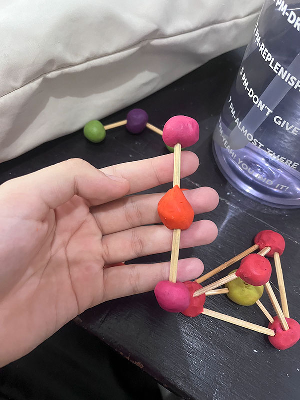 Plastisin dan Tusuk Gigi? Mau Dibuat Menjadi Apa? Plastisin dan Tusuk Gigi? Mau Dibuat Menjadi Apa?