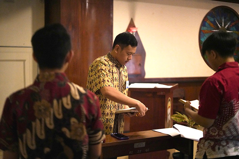 Harmoni Agama: Ibadah Sesuai dengan Keyakinannya - SMAK Santo Paulus Jember