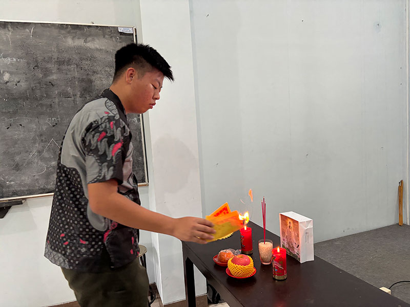 Harmoni Agama: Ibadah Sesuai dengan Keyakinannya - SMAK Santo Paulus Jember