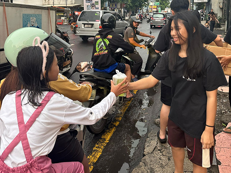 Aksi Bagi-Bagi Takjil Bareng Kelas X-4 Cepek