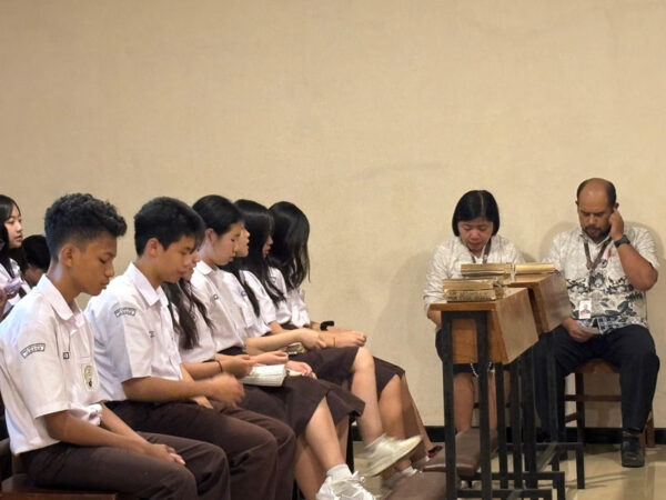 Bersama Melantunkan Doa Rosario