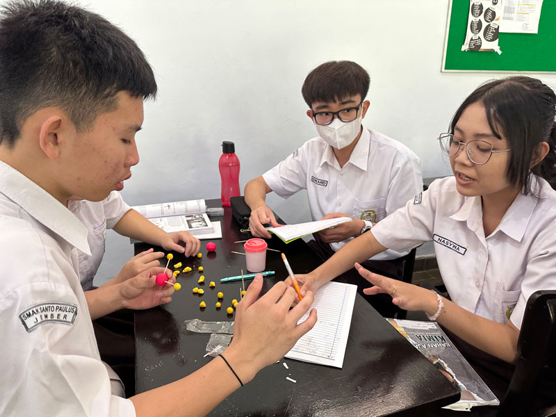 Mengenal Molekul dengan Plastisin Mengenal Molekul dengan Plastisin