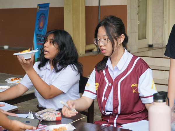 Keseruan Bazar Kelas XII di Pengunjung Tahun