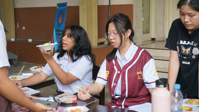 Keseruan Bazar Kelas XII di Pengunjung Tahun Keseruan Bazar Kelas XII di Pengunjung Tahun