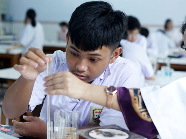Reaksi Kimia atau Sihir?