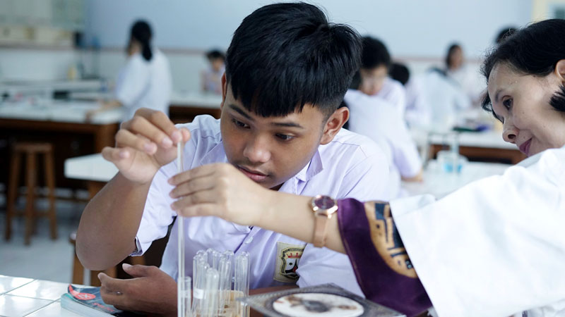 Reaksi Kimia atau Sihir? Reaksi Kimia atau Sihir?