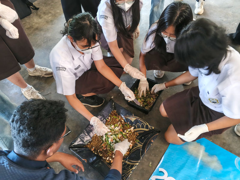 Maggot, Si Pengurai Sampah SMAK Santo Paulus! Maggot, Si Pengurai Sampah SMAK Santo Paulus!