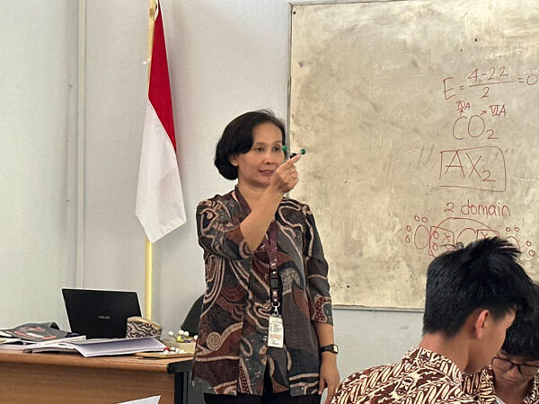 Belajar Bentuk Molekul Pakai Plastisin