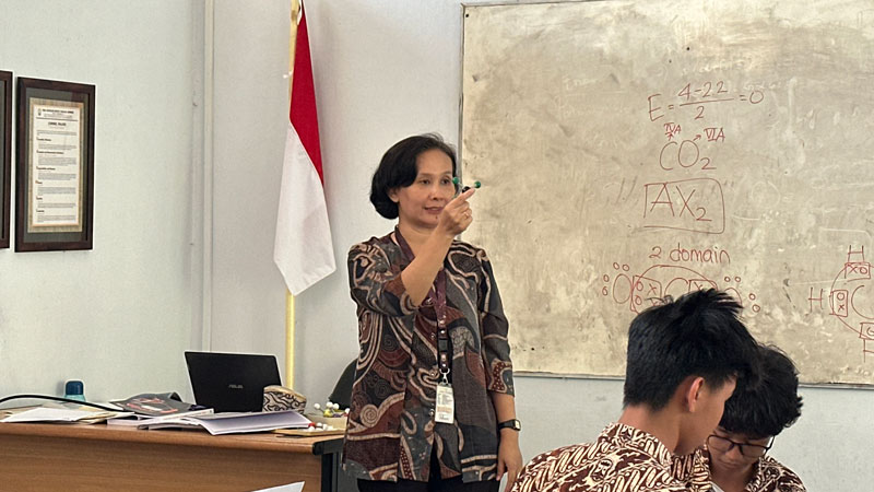 Belajar Bentuk Molekul Pakai Plastisin