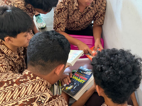 Menjelajah Dunia Lewat Jam Literasi