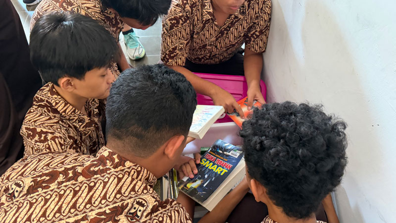 Menjelajah Dunia Lewat Jam Literasi