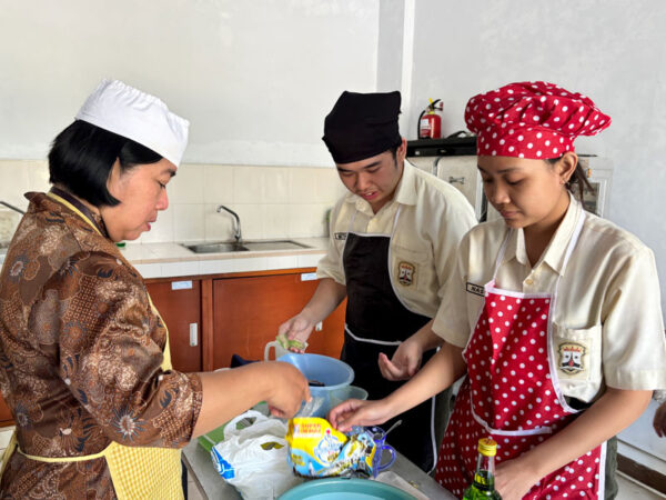 Saat Tangan Berpacu dengan Waktu demi Segelas Minuman